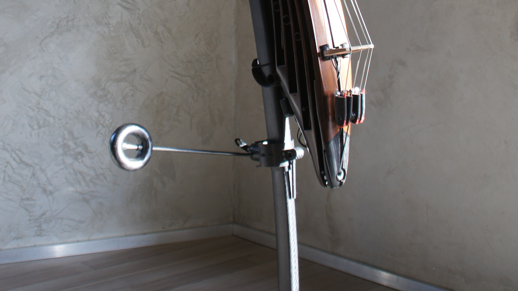 Lingsma electric upright bass kneerest